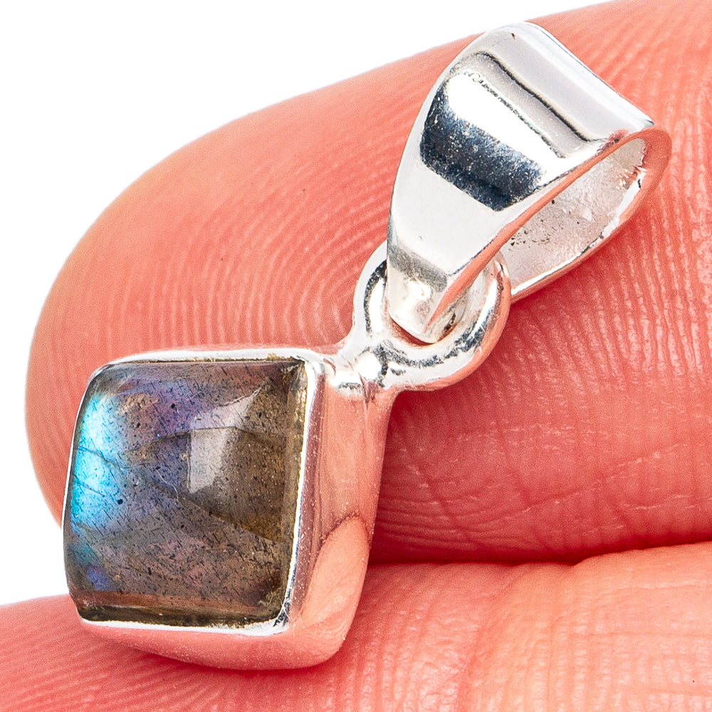 Labradorite Pendant 3/4" (925 Sterling Silver) P45497
