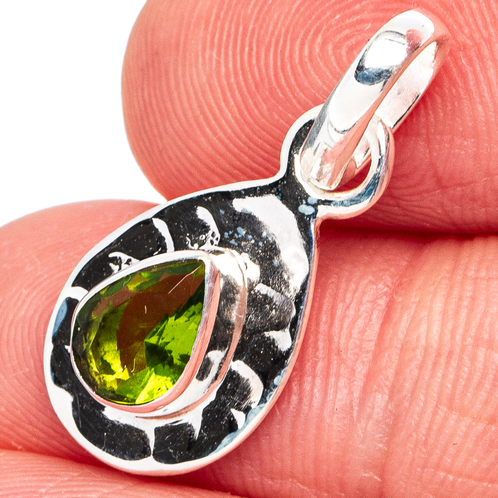 Peridot Pendant 7/8" (925 Sterling Silver) P45542
