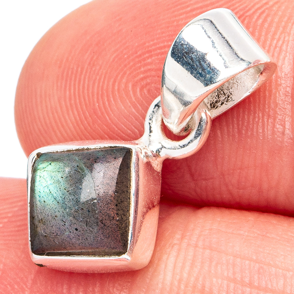 Labradorite Pendant 3/4" (925 Sterling Silver) P45498