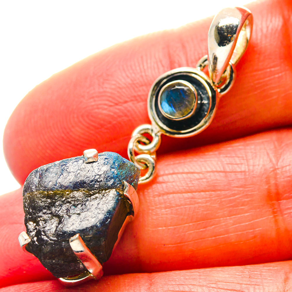 Labradorite Pendants handcrafted by Anasilvercos - PD19018