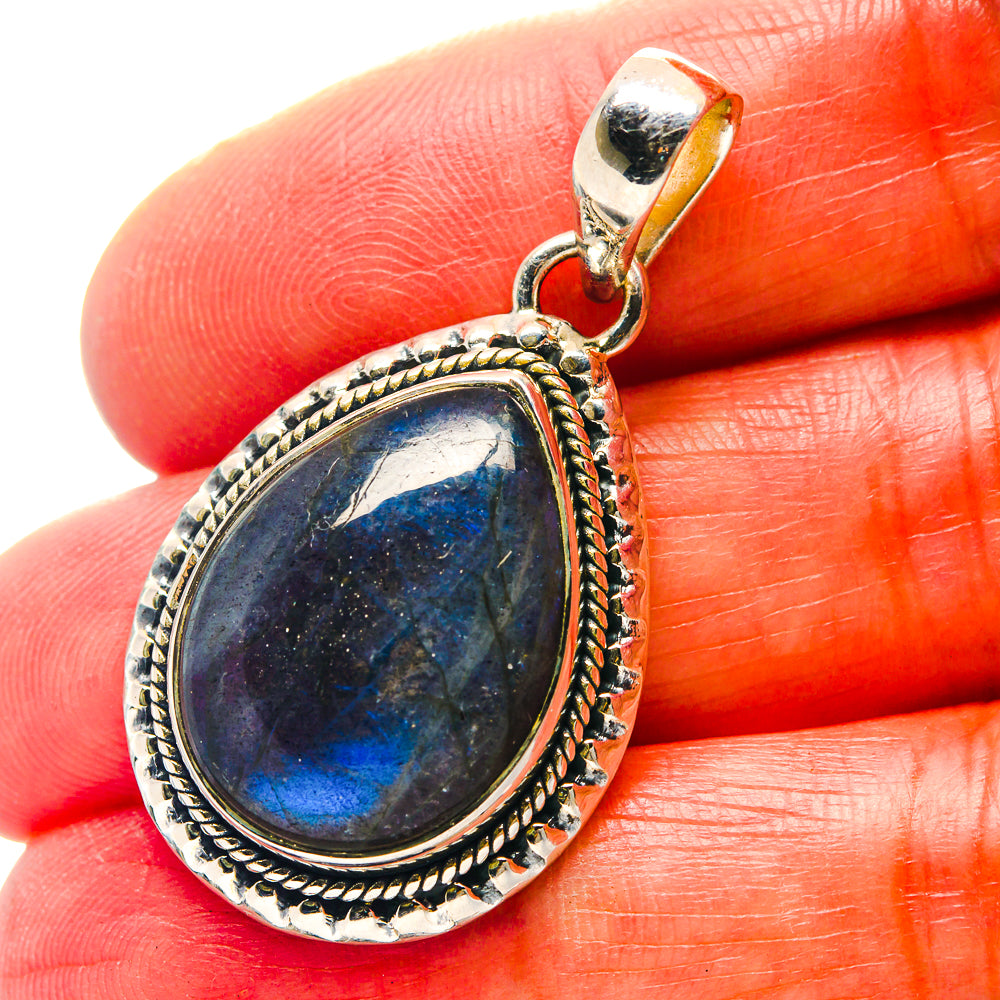 Labradorite Pendants handcrafted by Anasilvercos - PD19020
