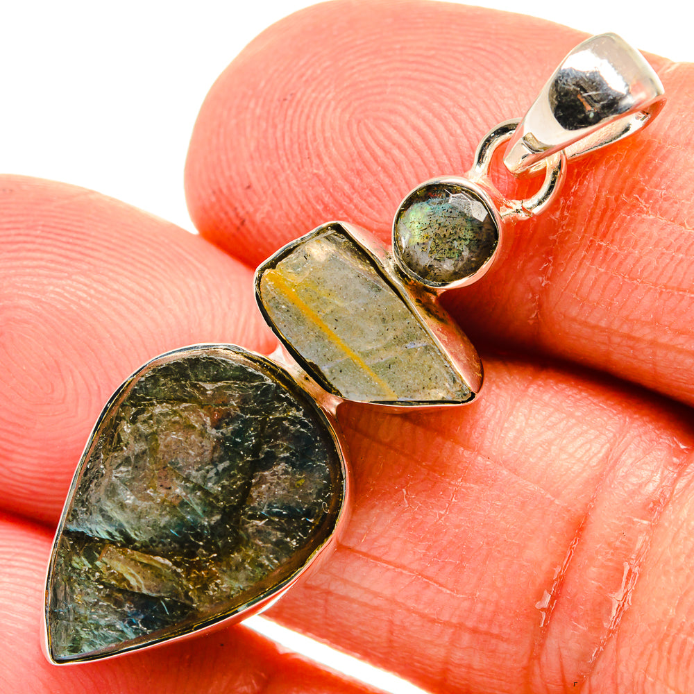 Labradorite Pendants handcrafted by Anasilvercos - PD24168