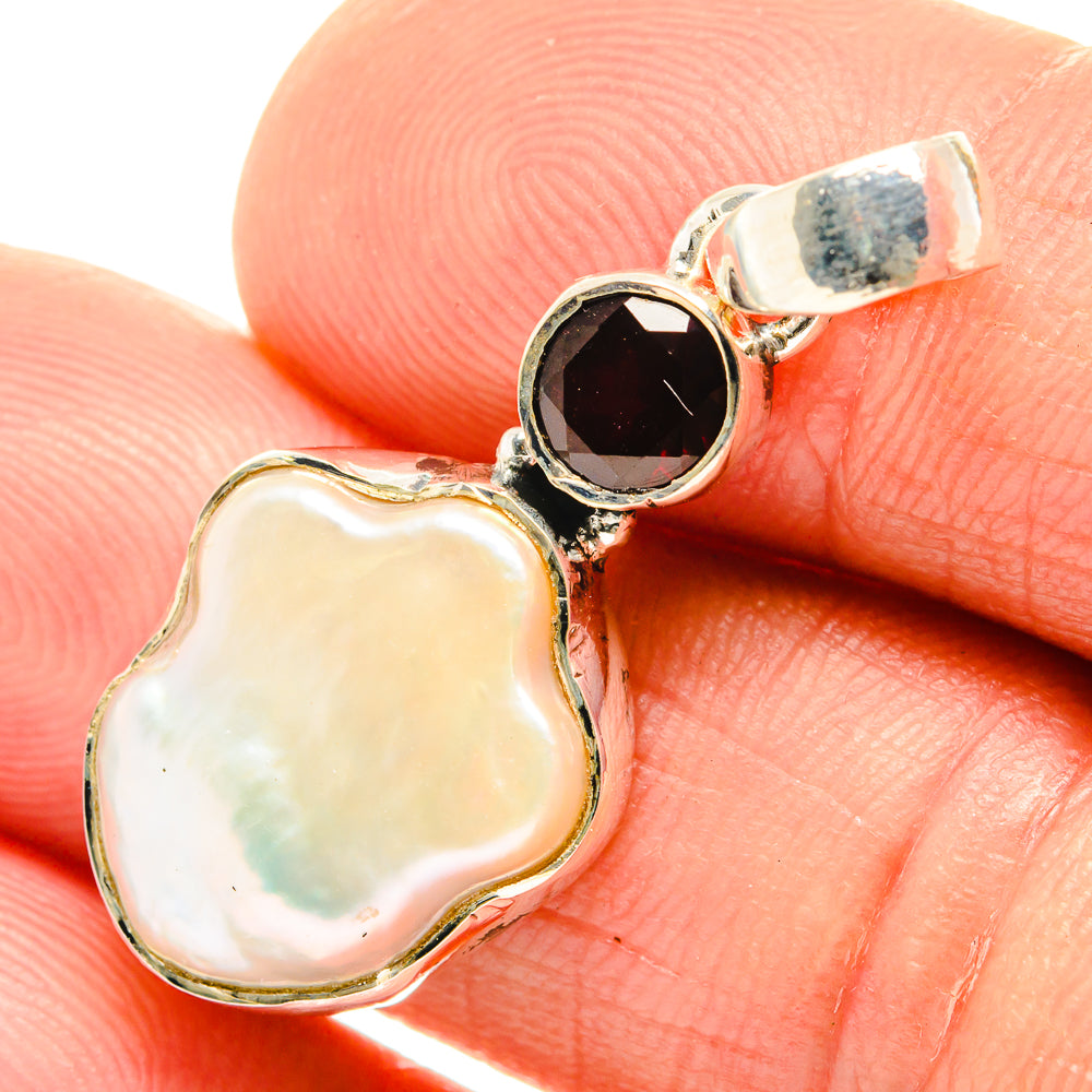 Mother Of Pearl Pendants handcrafted by Anasilvercos - PD26559