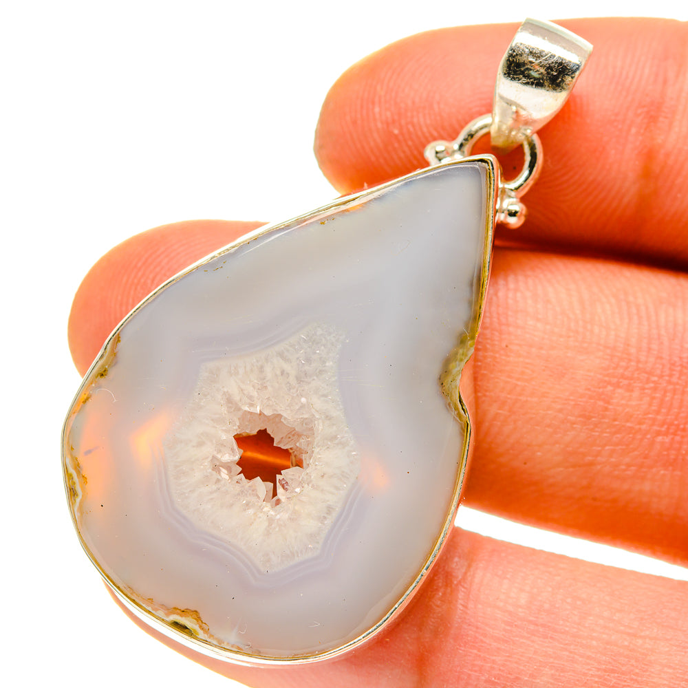 White Geode Slice Pendants handcrafted by Anasilvercos - PD759911