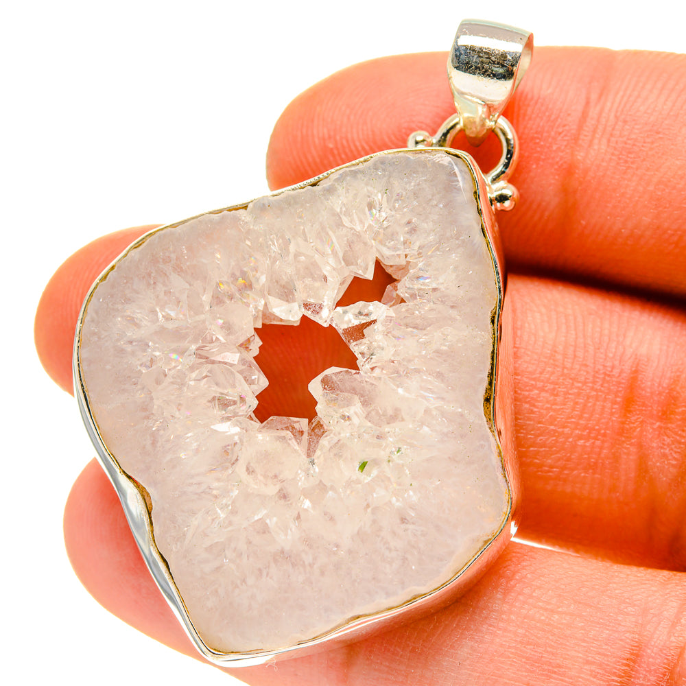 White Geode Slice Pendants handcrafted by Anasilvercos - PD759948