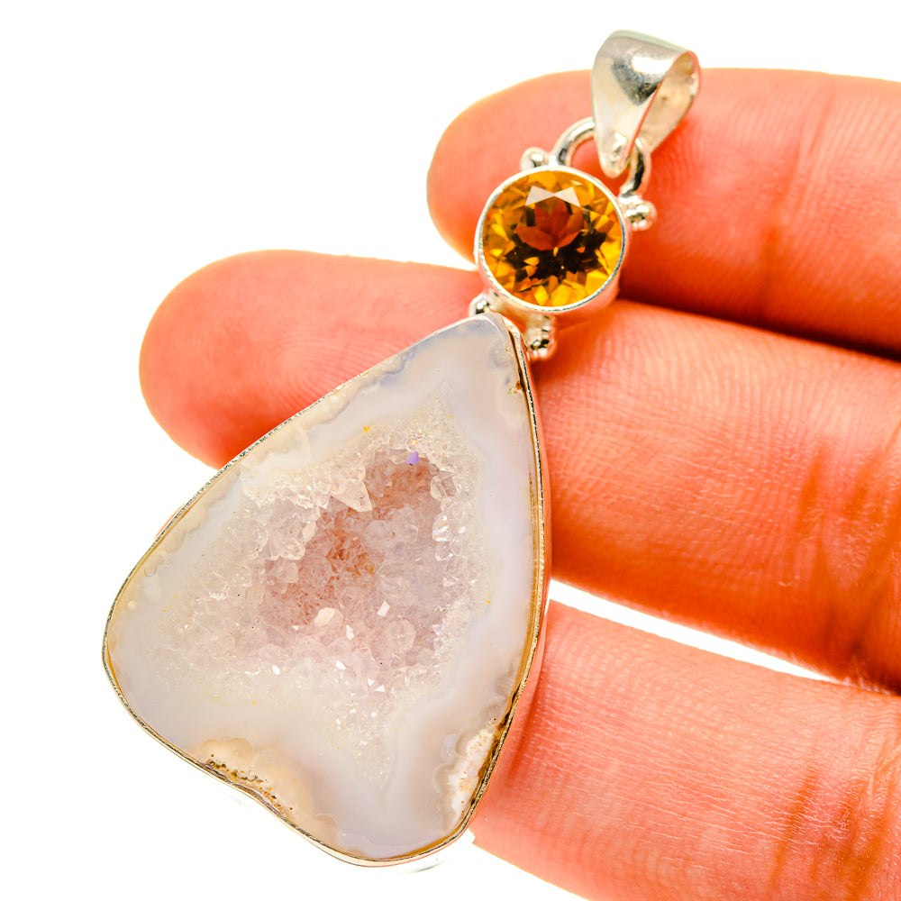 White Geode Slice Pendants handcrafted by Anasilvercos - PD759989
