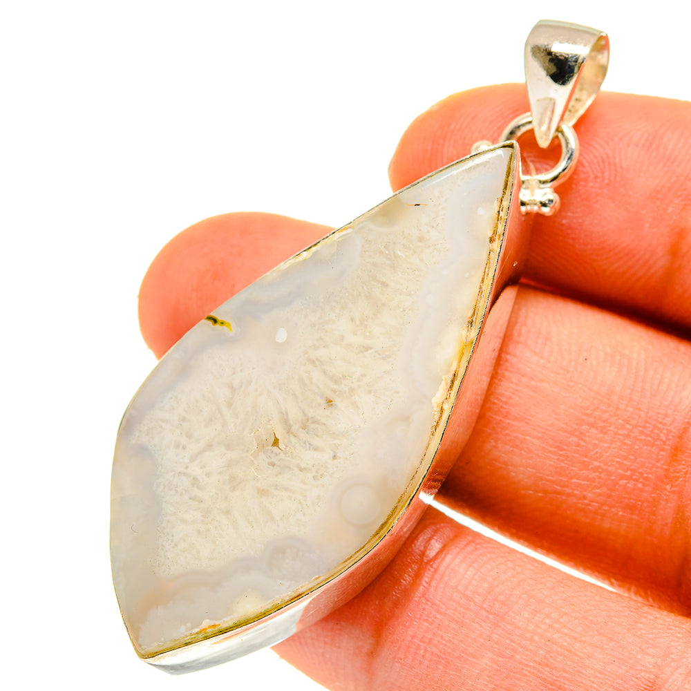 White Geode Slice Pendants handcrafted by Anasilvercos - PD760163