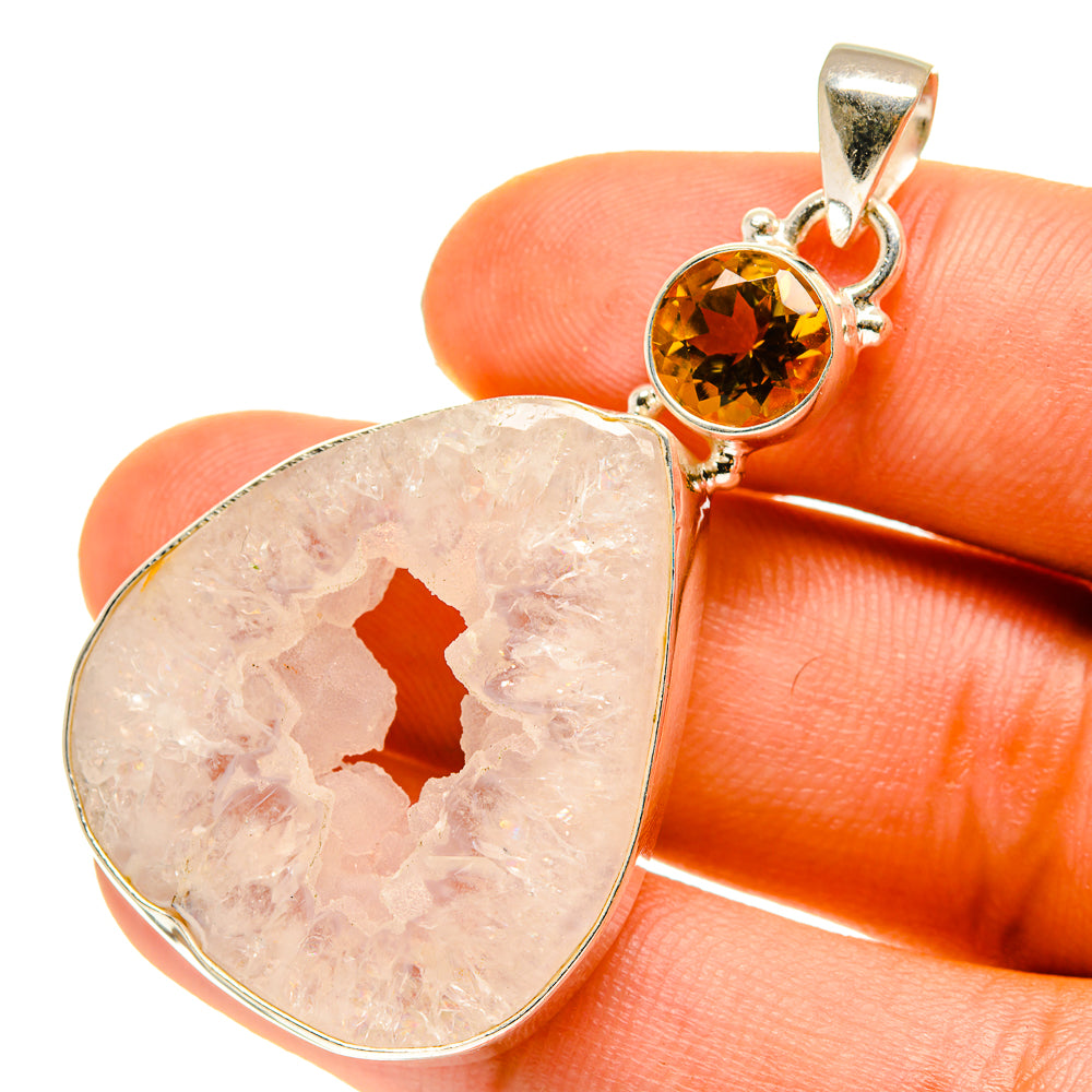 White Geode Slice Pendants handcrafted by Anasilvercos - PD760366