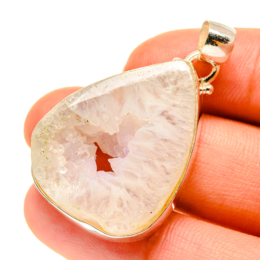 White Geode Slice Pendants handcrafted by Anasilvercos - PD760578