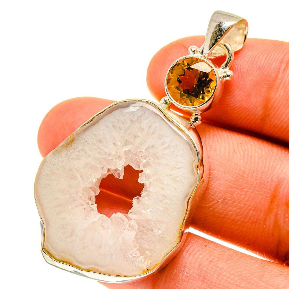 White Geode Slice Pendants handcrafted by Anasilvercos - PD760875