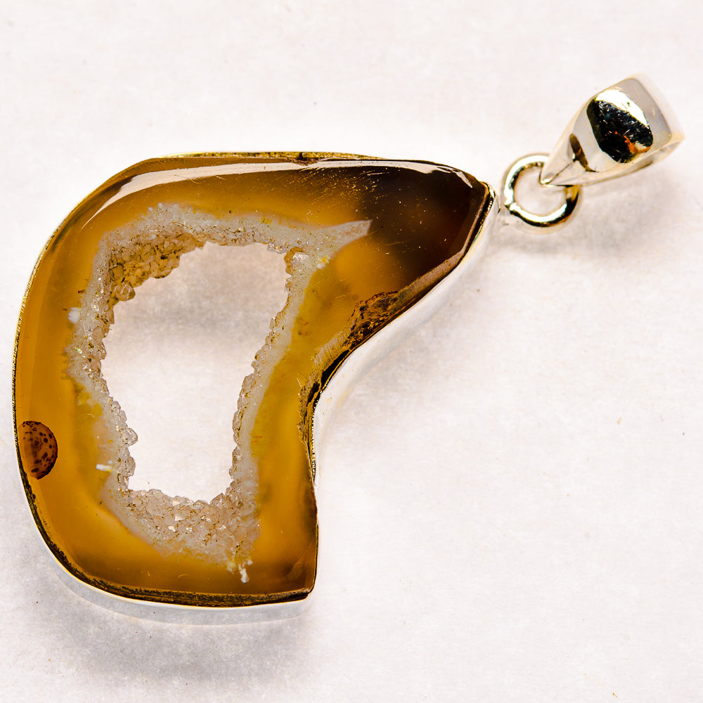 White Geode Slice Pendants handcrafted by Anasilvercos - PD23465 - Photo 2